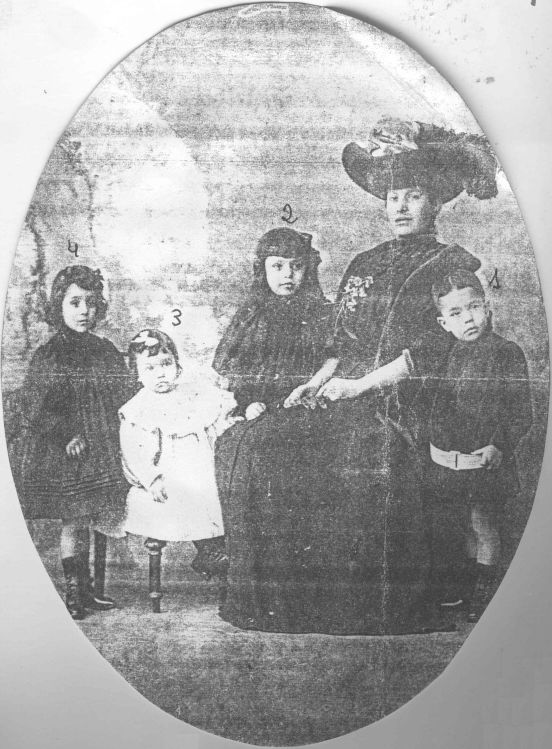 Etelvina Barreto Abecasis and children